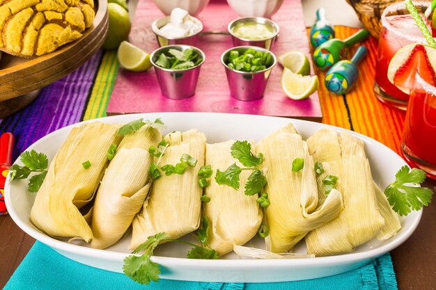 Feito em casa tamales no prato de servir na mesa da festa.