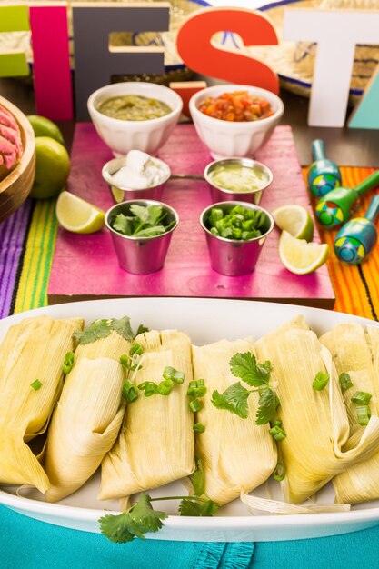 Feito em casa tamales no prato de servir na mesa da festa.