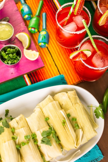 Feito em casa tamales no prato de servir na mesa da festa.