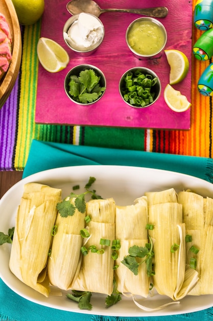 Feito em casa tamales no prato de servir na mesa da festa.