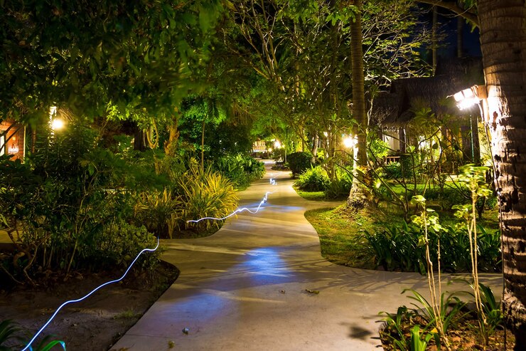 Feixe de lanterna Freezelight à noite em uma trilha vazia pela aldeia na floresta da selva