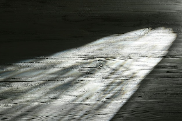 Feixe de luz em fundo de madeira