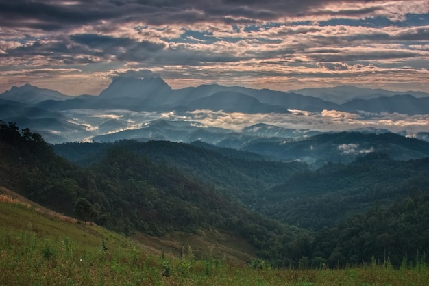 Feixe de luz sobre um vale de montanha com céu crepuscular em uma manhã