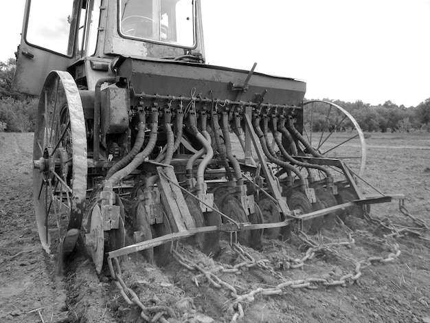 Foto feld, das mit dem traktor in schwarzem boden in offener landschaft gepflanzt wurde