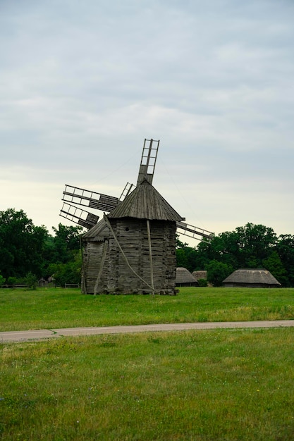 Feld mit Windmühlen Schönes Feld in Europa mit Windmühlen