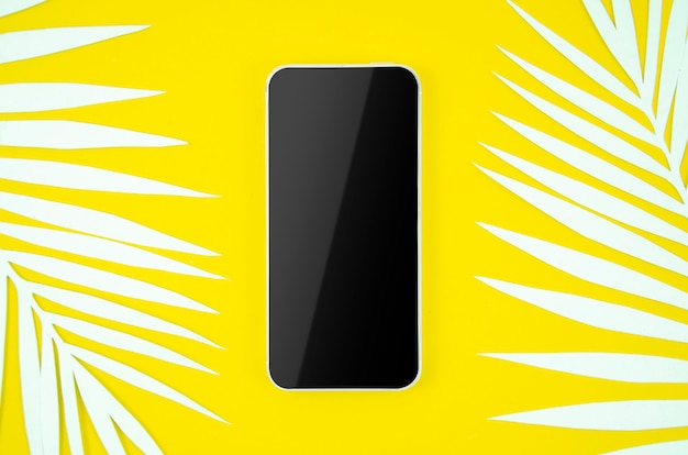 Feld Smartphone mit leerem Bildschirm auf gelbem Hintergrund