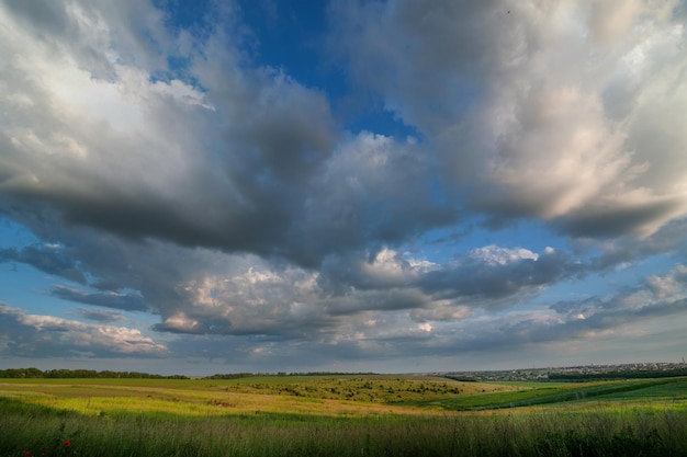 Felder und Abendhimmel mit Wolken