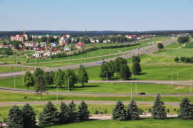 Felder und Wald in Belarus-Land