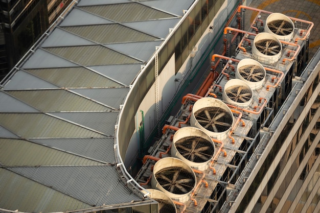 Foto feldmontierter kühlturm (fep) zum kühlen des zirkulierenden wassers in den werken oder fabriken.