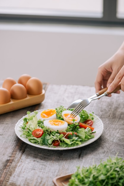 Feldsalat, hartgekochte Eier, Tomaten und Honig-Senf-Dressing