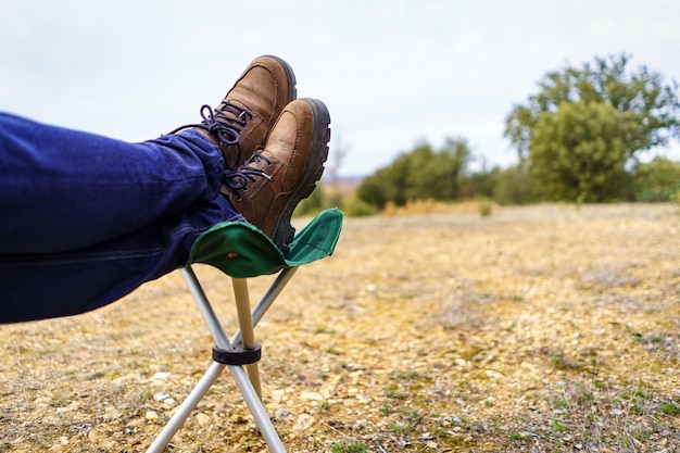 Feldstiefel für Herren auf einer Fußstütze, die auf dem Feld ruht