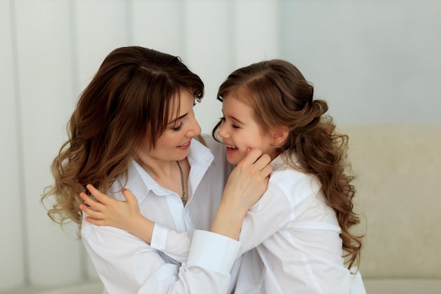 Felices abrazos de una hermosa madre y sus afectuosas hijas