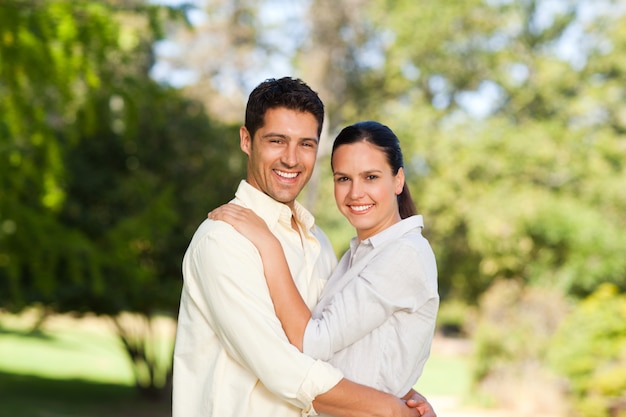 Felices amantes en el parque