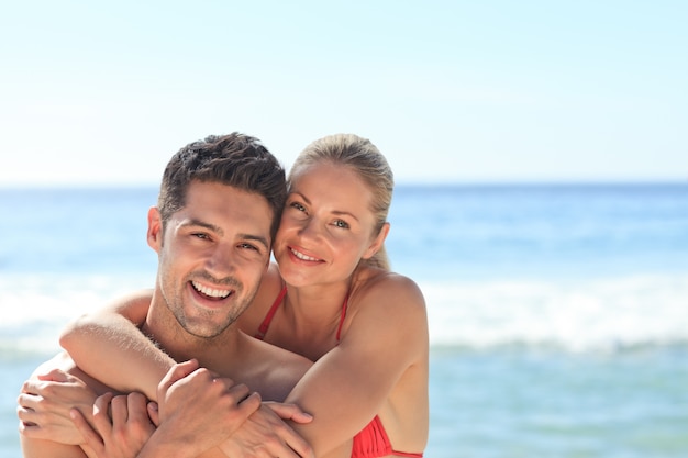 Felices amantes en la playa