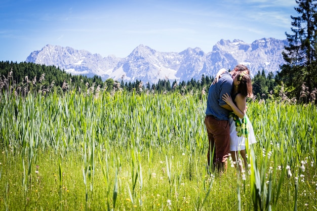 Felices amantes de vacaciones en las montañas de los Alpes