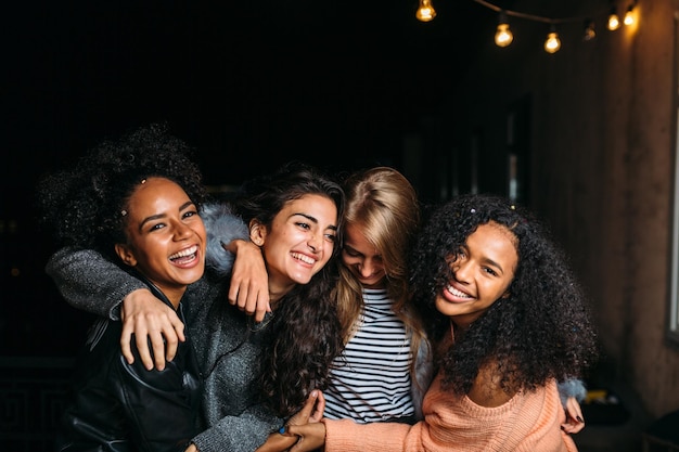 Felices amigas disfrutando de la noche