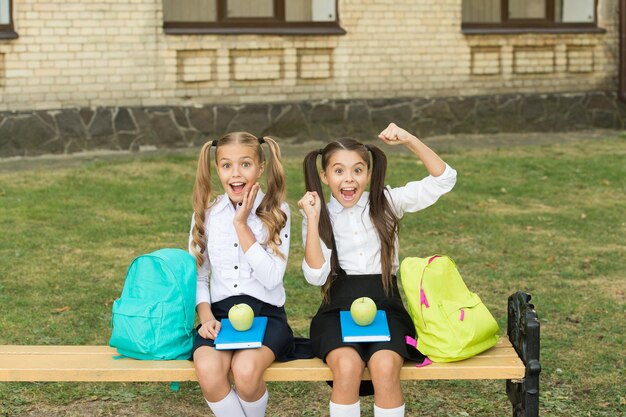 Felices amigas de la escuela niñas divirtiéndose concepto de niños alegres