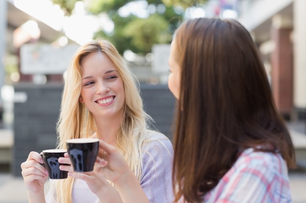 Felices amigas hablando juntas