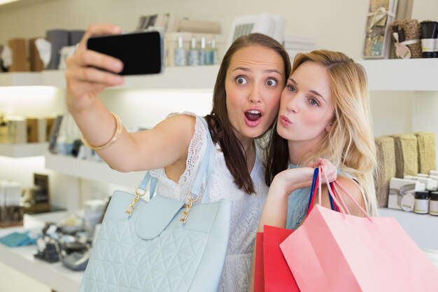 Felices amigas tomando una selfie