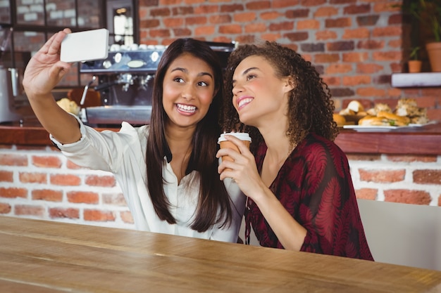 Felices amigas tomando una selfie