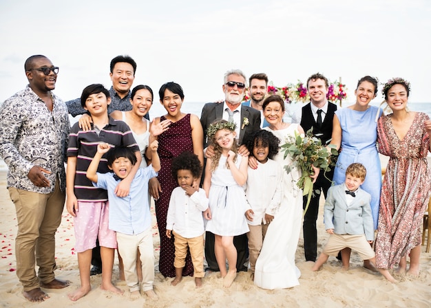 Felices amigos y familiares en una fiesta de bodas