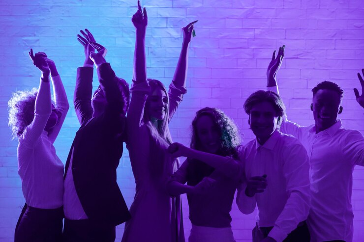 Foto felices amigos de la generación del milenio bailando divirtiéndose en la fiesta de cumpleaños en el interior