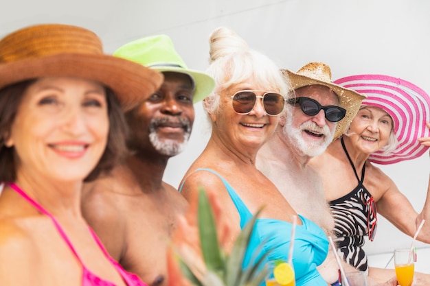 Felices los ancianos de fiesta en la piscina