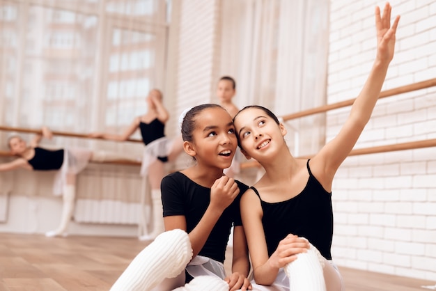 Felices bailarinas jóvenes de raza mixta y caucásica.