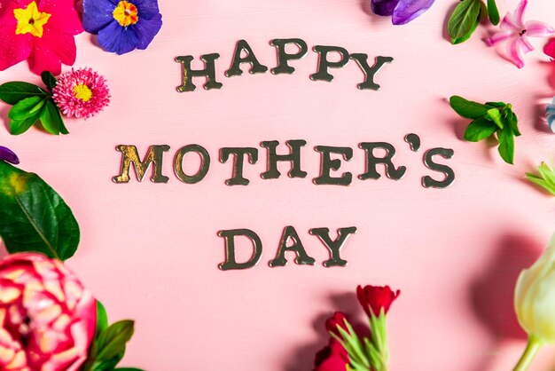 Felices cartas del día de la madre con diferentes flores de primavera a su alrededor.