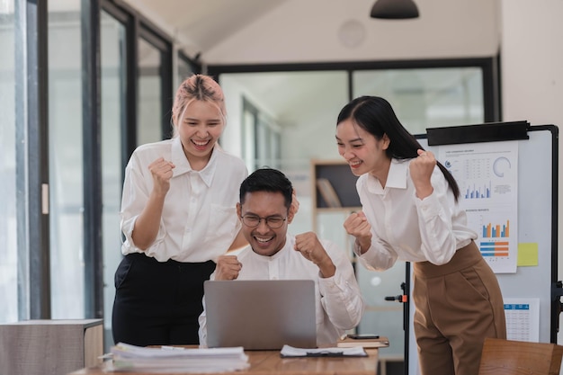 Felices colegas de negocios celebrando un exitoso año de negocios en la sala de la oficina