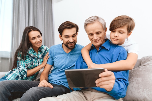 Felices diabéticos familia están pasando tiempo juntos.