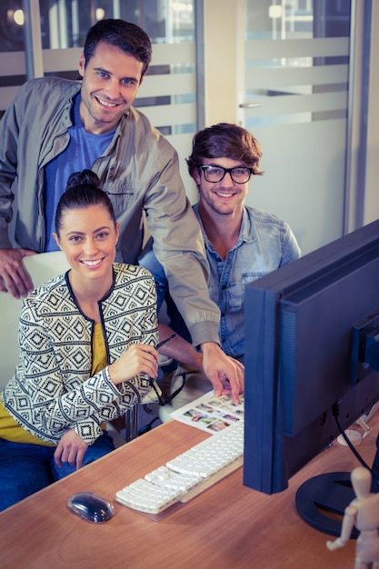 Foto felices diseñadores trabajando juntos