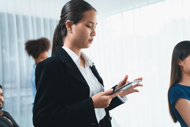 Felices y diversos empresarios trabajan juntos discutiendo en la oficina corporativa El trabajo en equipo profesional y de diversidad discute el plan de negocios en el escritorio con una computadora portátil Oficinista multicultural moderno Concord