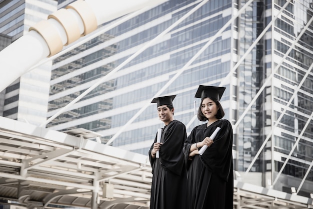 Felices estudiantes internacionales y bachilleres con diplomas.