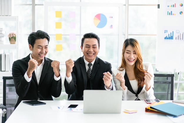 Felices por el éxito de la reunión de asesores profesionales de negocios asiáticos para analizar y discutir la estrategia de apoyo financiero de una empresa de tecnología Consultor de inicio de asociación