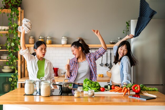 Felices hermosas amigas chinas uniéndose en casa