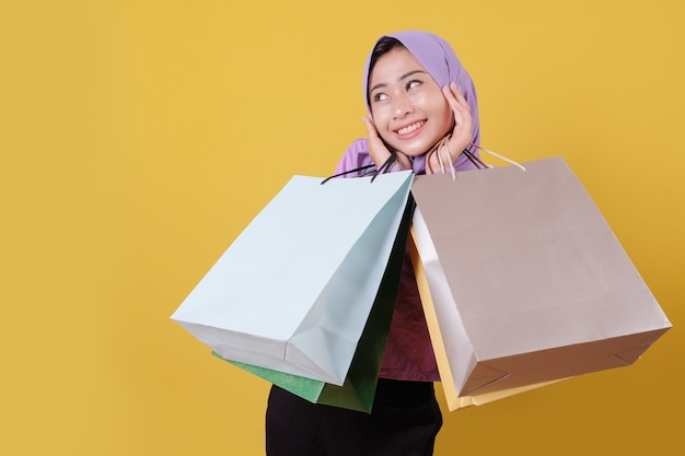 Felices hermosas mujeres asiáticas adictas a las compras con bolsas de compras, alegres y alegres