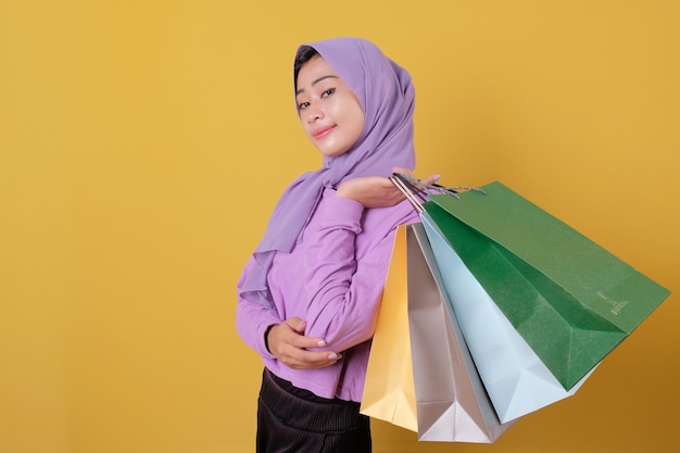 Felices hermosas mujeres asiáticas adictas a las compras con bolsas de compras