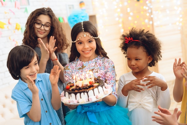 Felices hijitos en las celebraciones de cumpleaños.