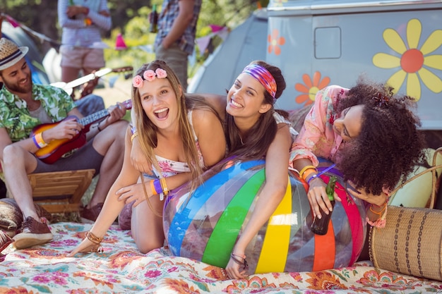 Felices hipsters divirtiéndose en el camping