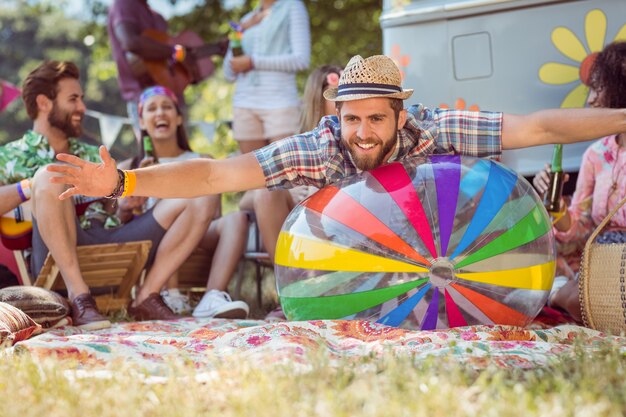 Felices hipsters divirtiéndose en el camping