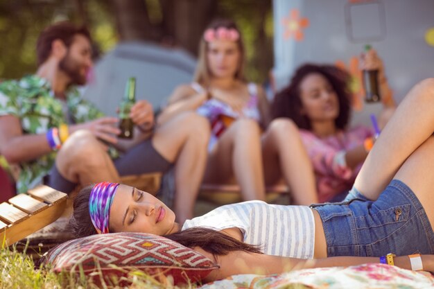 Felices hipsters relajantes en el camping