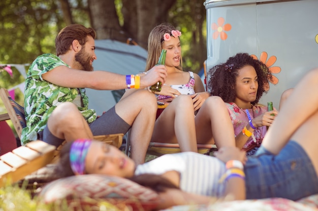 Felices hipsters relajantes en el camping