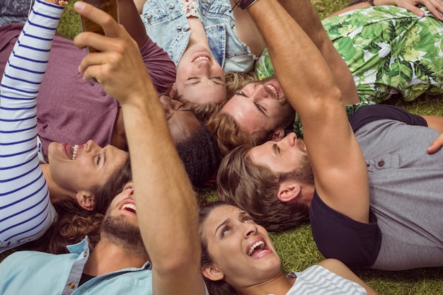 Felices jóvenes amigos tumbado en la hierba