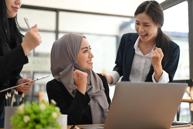 Felices jóvenes empresarias asiáticas trabajando juntas para obtener una recompensa del proyecto Concepto de trabajo en equipo