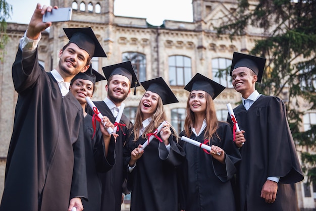 Felices jóvenes ex alumnos