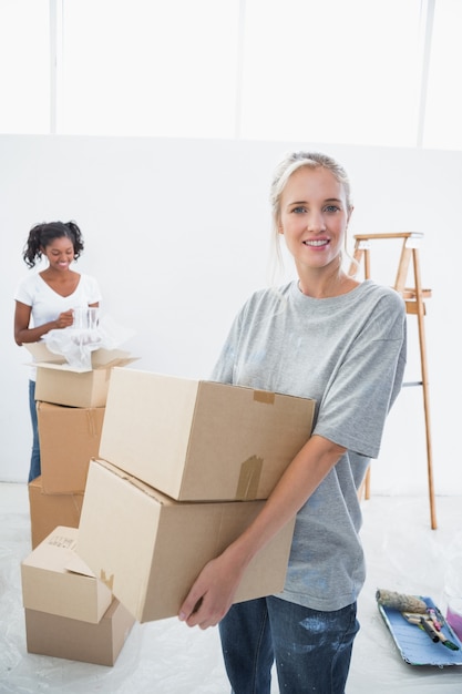 Felices jóvenes housemates mudarse a su nuevo hogar