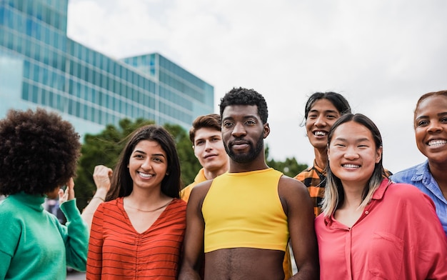 Felices jóvenes multirraciales divirtiéndose juntos en la ciudad