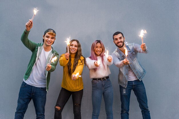 Foto felices los jóvenes reunidos al aire libre. grupo de adolescentes alegres divirtiéndose