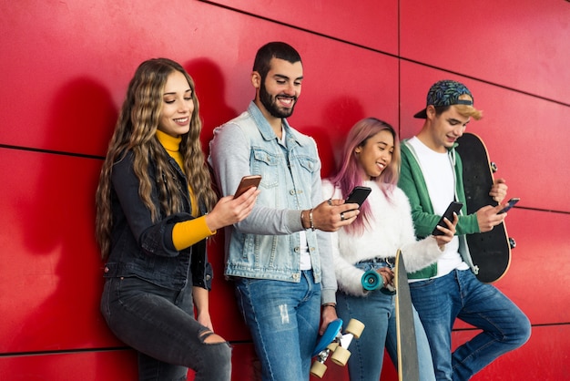 Foto felices los jóvenes reunidos al aire libre. grupo de adolescentes alegres divirtiéndose